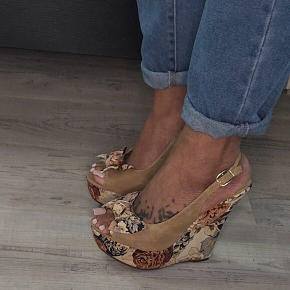 Tan Flower Wedge Open Toe Sandals Size 7.5 - Picture 6 of 11